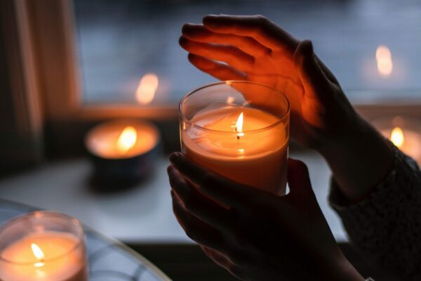 Kerzenlicht mit Hand